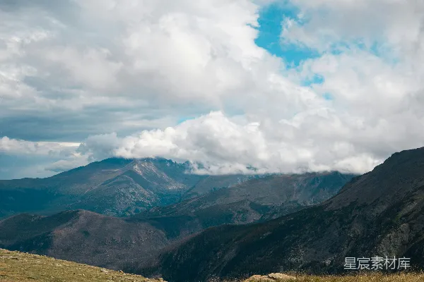 高清摄影 一个男子站在一片翠绿山坡的顶端