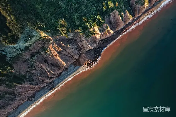 高清摄影 绿色和棕色的山地岩石位于湖泊旁的日间景象