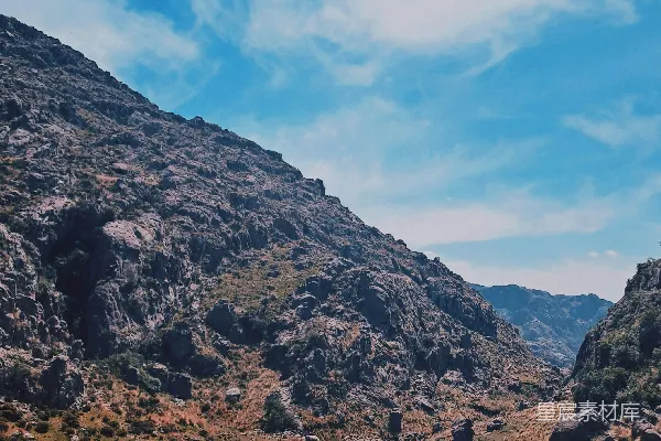 高清摄影 背景中有山的一处崎岖地形