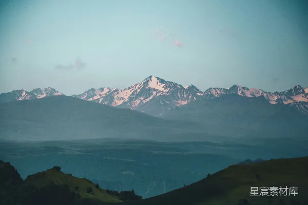 高清摄影 背后的山水之间有一片水域。