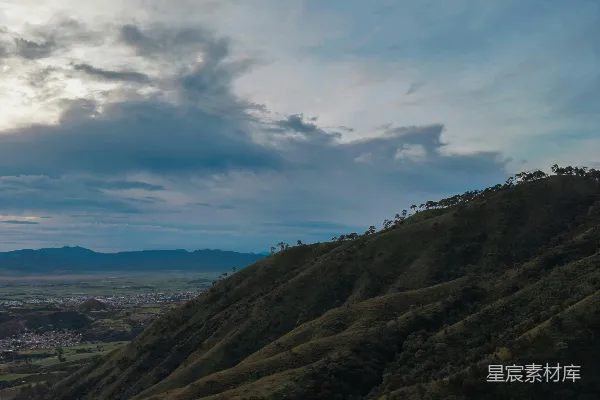 高清摄影 远处 hills 的景象，背景是蓝天。