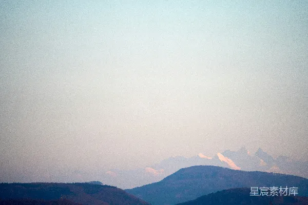 高清摄影 夕阳下的远山白雪与层峦叠嶂。