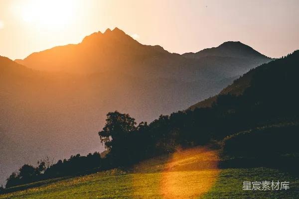 高清摄影 背景中的草甸和一座山峰。