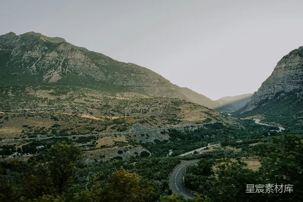 高清摄影 蜿蜒山路旁的风景山间小谷与树木