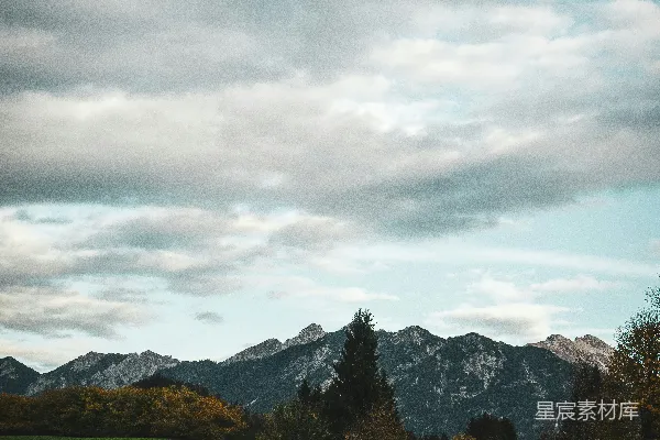 高清摄影 背景有山的一条漫长道路