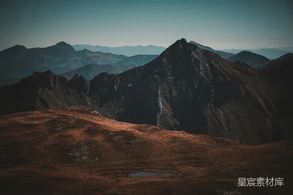 高清摄影 前景中有一座山脉和一片湖泊。