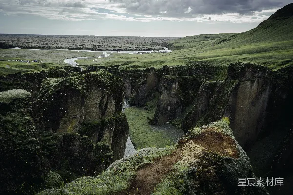 高清摄影 一片崎岖不平的地形中包含着一片水域