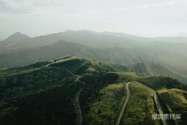 高清摄影 山间蜿蜒道路的俯视图