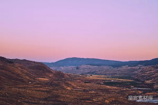 高清摄影 夕阳下的粉色天空中的山丘和山谷