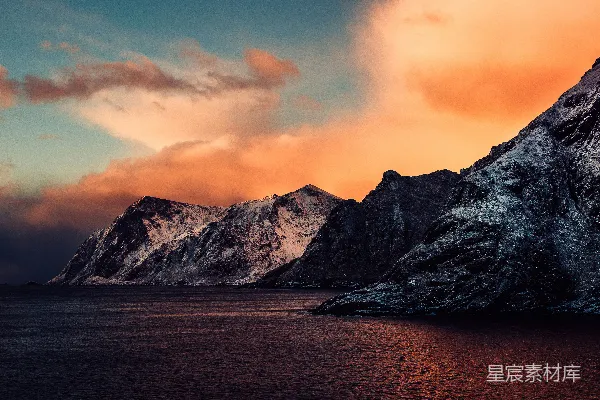 高清摄影 背景夕阳下的雪覆盖的山峦
