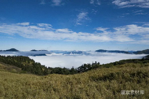 高清摄影 白天绿色草地附近有水体的蓝天下