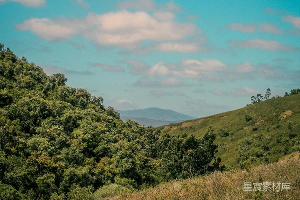 高清摄影 蓝天下的翠绿山峦。