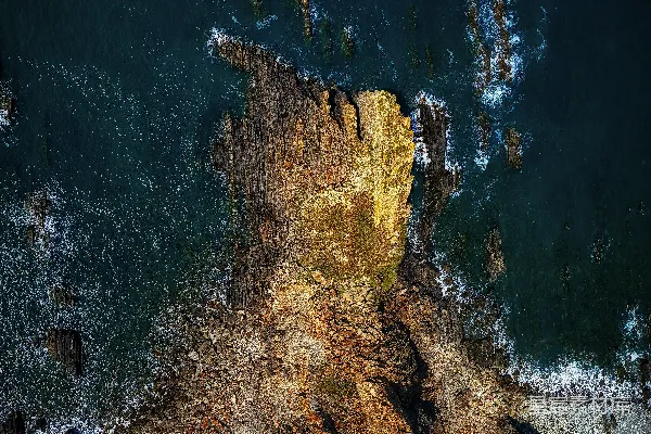高清摄影 岩石嶙峋的悬崖下方有一片水域