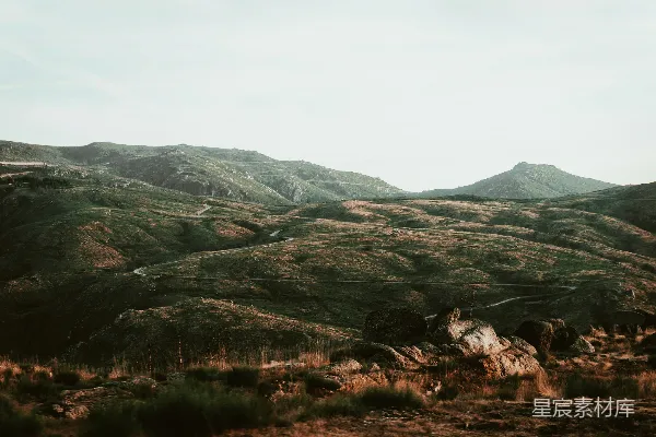 高清摄影 山峦的一角，一条道路贯穿其中的景象