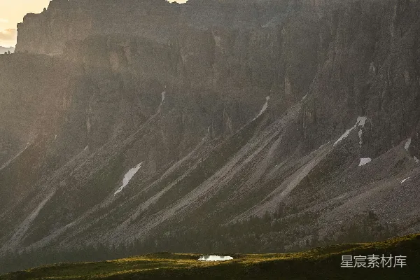 高清摄影 白天岩石山附近的草地绿油油的场地