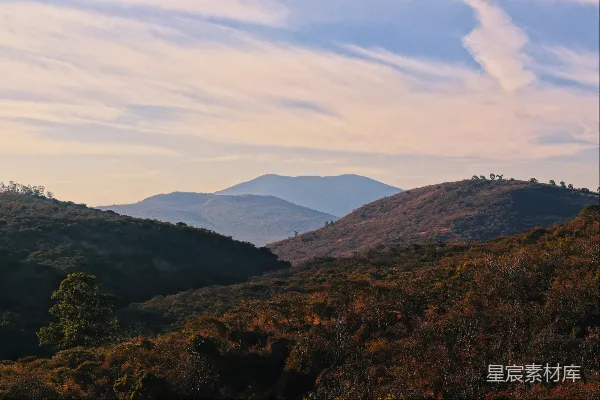高清摄影 白云下的绿山与褐山在白天