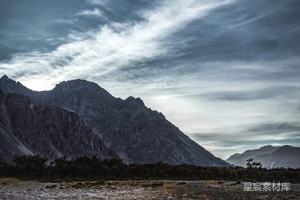 高清摄影 山在后面的风景