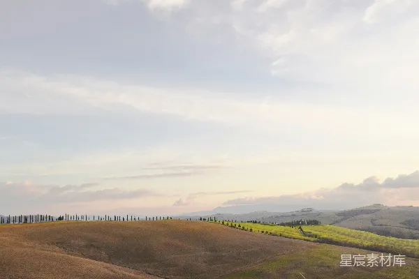 高清摄影 一边是草地，另一边是山坡的道路