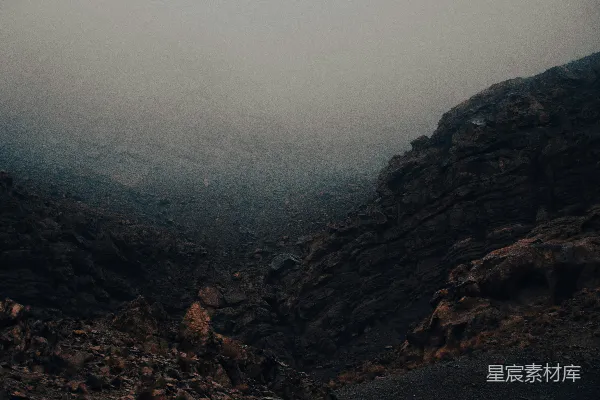 高清摄影 雾蒙蒙的山间景色，岩石与草丛