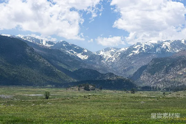 高清摄影 背景是山的草坡场地