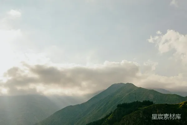 高清摄影 背景中的草甸与一座山峰。