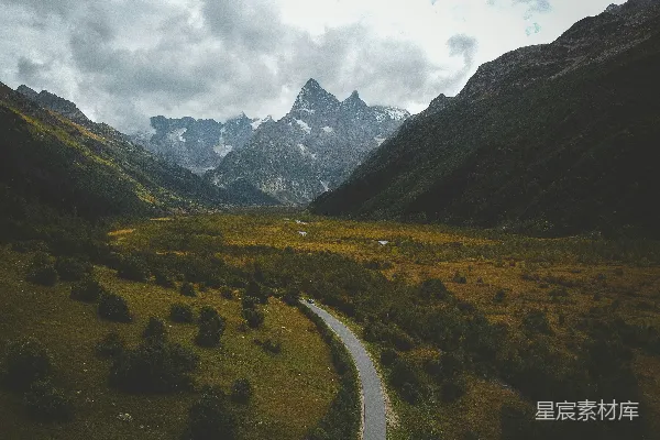 高清摄影 山谷间一条道路