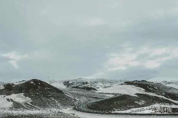 高清摄影 白天雪覆盖的山 under 乌云密布的天空