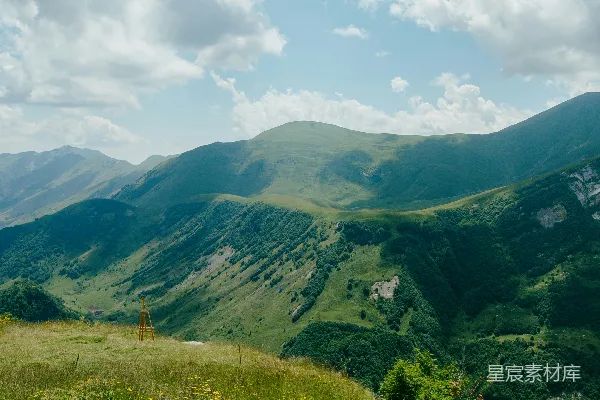 高清摄影 一个有河流穿过山谷，并且山峦在背景中的地方