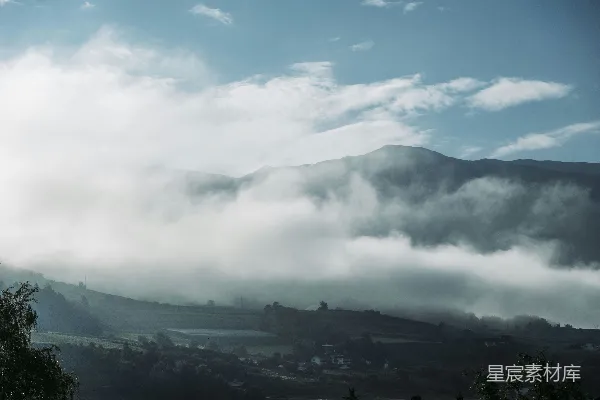 高清摄影 白云下的绿山在白天