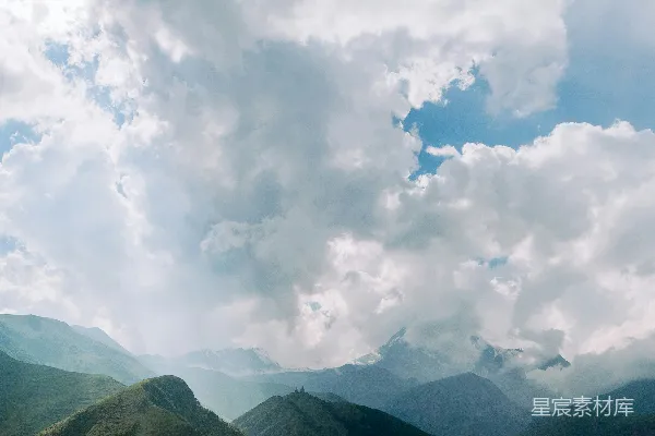 高清摄影 背景中有山的山谷
