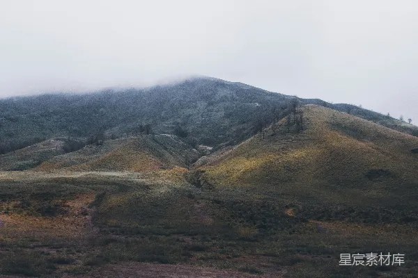 高清摄影 白天绿山与褐山 beneath 白色天空