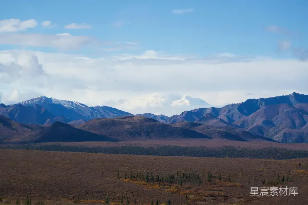 高清摄影 前景中几座山峰