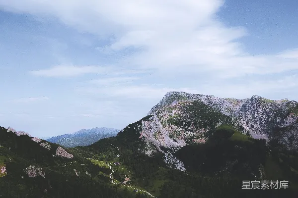 高清摄影 白天绿山与灰山间白云和蓝天的景象