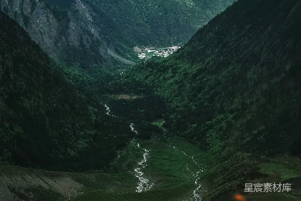 高清摄影 白天绿山与灰山
