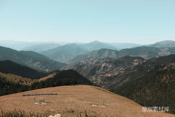 高清摄影 白天蓝天下 Browns 碧山翠峰