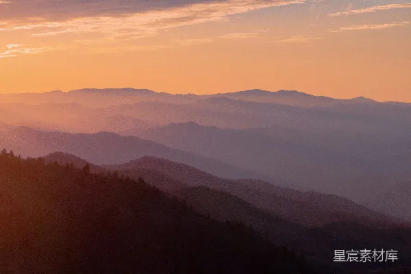 高清摄影 山峦之上，夕阳西下