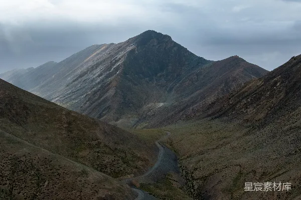 高清摄影 山中一条蜿蜒的道路