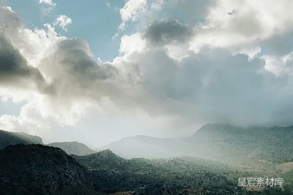 高清摄影 白雲映照下的綠山當日光