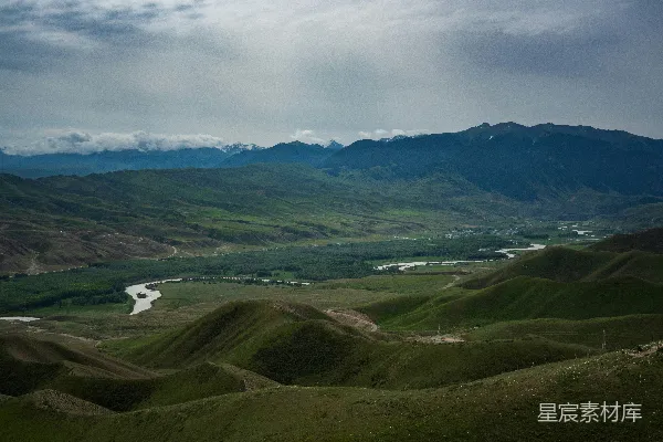 高清摄影 绿意盎然的 landscapes 中间夹杂着一条河流穿越山间的山谷。