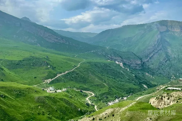 高清摄影 蓝天白云下的青山在白天