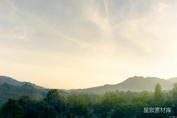 高清摄影 有树有山的风景图