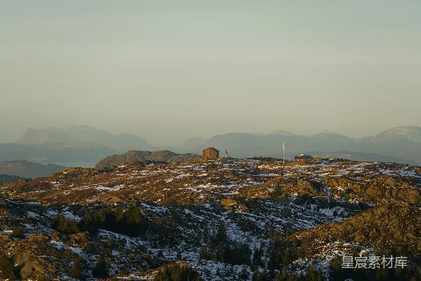 高清摄影 落基山暮色中雪景与小屋