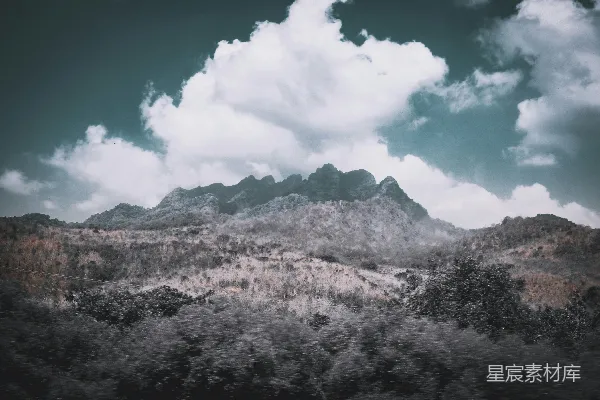 高清摄影 灰色天空下，青山绿水。