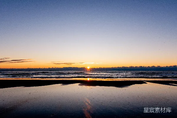高清摄影 蓝天下夕阳映照下的宁静海面