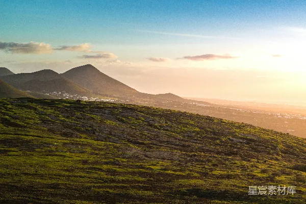 高清摄影 背景中有山的一片草地高地