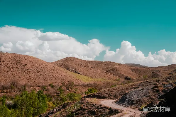 高清摄影 山中一条泥泞的道路