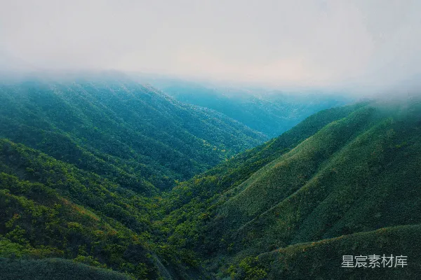 高清摄影 白日绿山映衬蓝天
