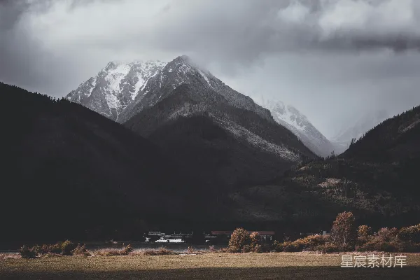 高清摄影 雪峰下风云激荡的云海