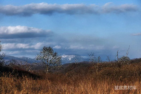 高清摄影 远处一片雪覆盖的山峦美景