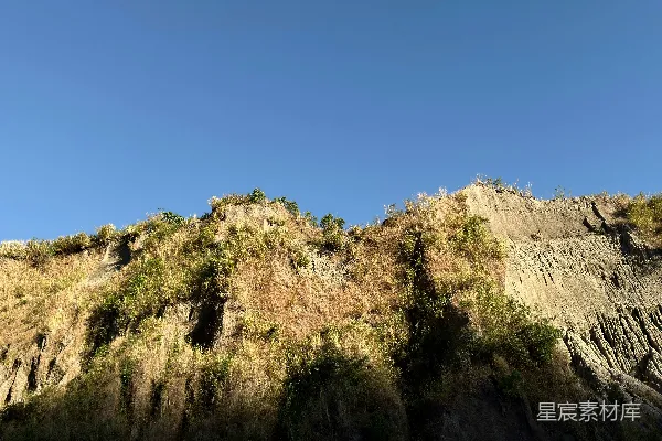 高清摄影 草坡在蓝天白云下